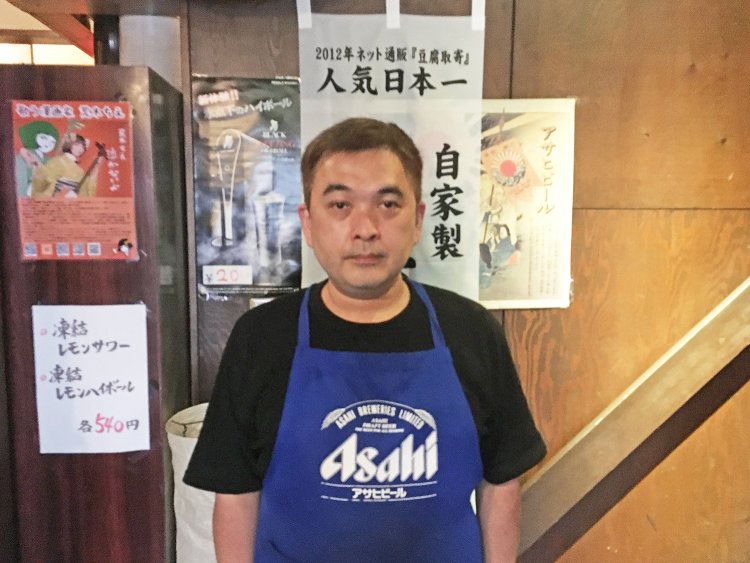 神楽坂店と四谷三丁目店を仕切るオーナーの長部さん。