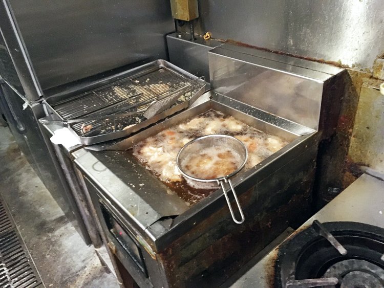 注文が入ってから揚げ始めるのでいつでも揚げたてがいただける。