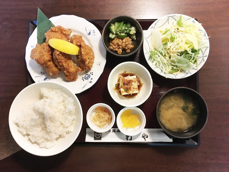 鶏から揚げ定食750円。オクラが添えられた納豆、冷奴など小鉢が充実。