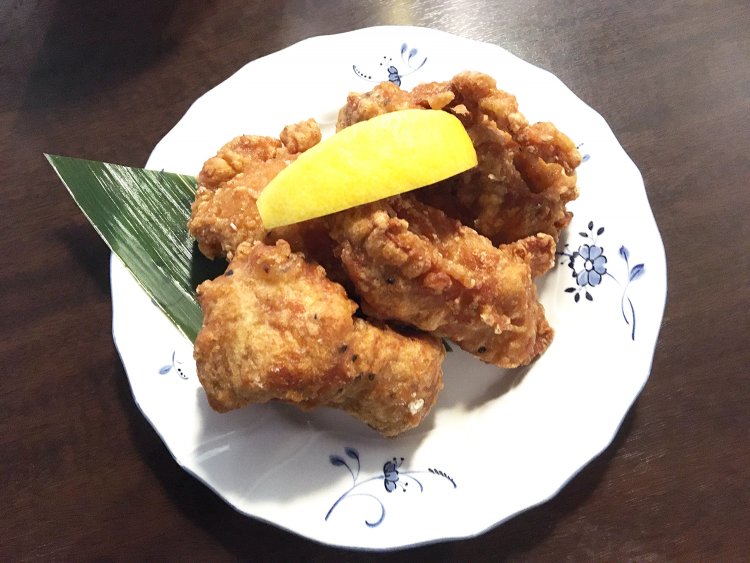 メインは大きめの鶏のから揚げが4つ。ブラックペッパーが味のアクセントに。