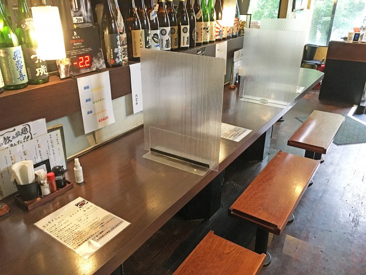 1人でゆっくりしたい人向けのカウンター席。