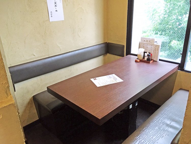 落ち着いた雰囲気の半個室タイプのテーブル席もある。