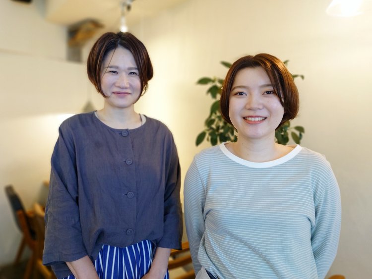 左・オーナー原和美さんと店長の藤本寧々さん。「みんなで作ってます」と自信をもって言えるカフェに成長。