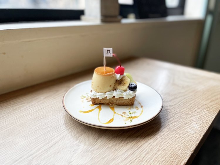 季節フルーツのプリンタルト950円。昔ながらの固めプリンにビターなカラメルソースで甘さ控えめ。
