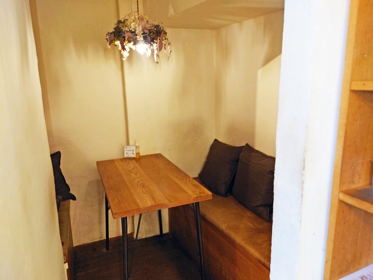 まるで洞窟の中にいるようなテーブル席。外の喧騒を忘れて落ち着ける空間。