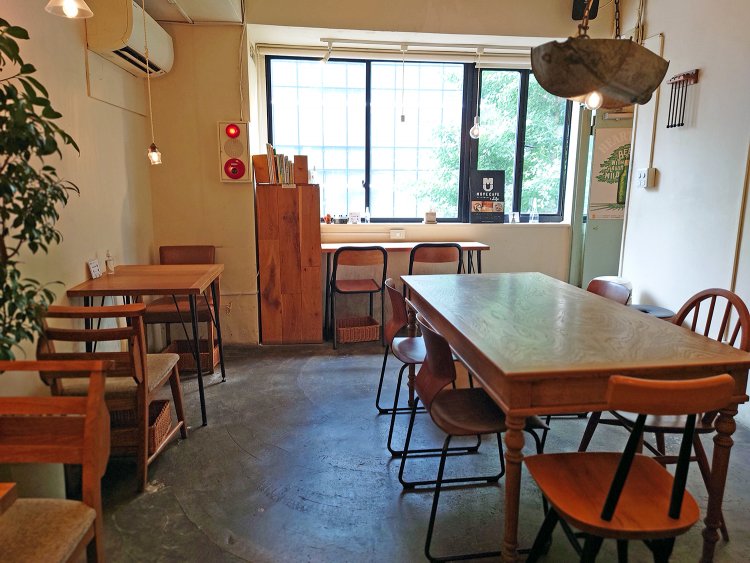 窓際からやわらかな日が差し込み、のんびり心地よい店内。