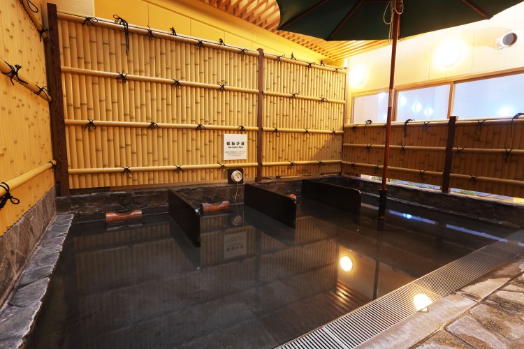露天風呂には寝湯もあり、こちらも修善寺から運ばれたもの。