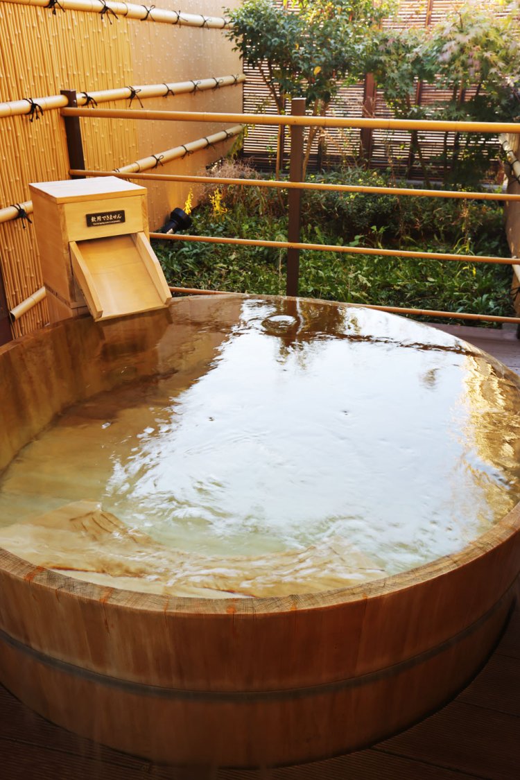 露天風呂付き客室では、自分で足し湯ができて楽しい。