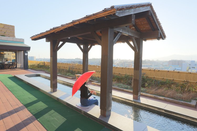 足湯庭園では、天気のよい日には富士山も見える。日傘やダウンの貸し出しもある。飲食も可。