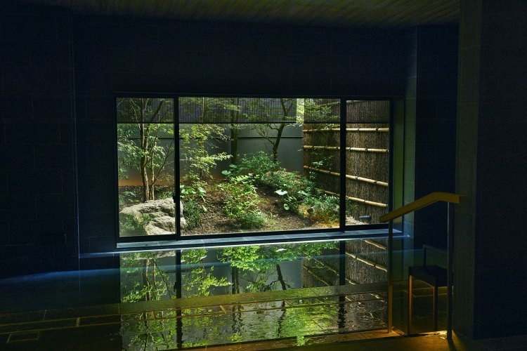 浴槽はヒバの香りが漂い、趣ある庭の景色にも癒やされる。