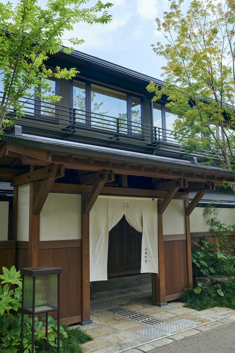 館内『割烹月かげ』では旬の食材を使った和食を、『茶寮月かげ』では甘味や飲み物を楽しめる。