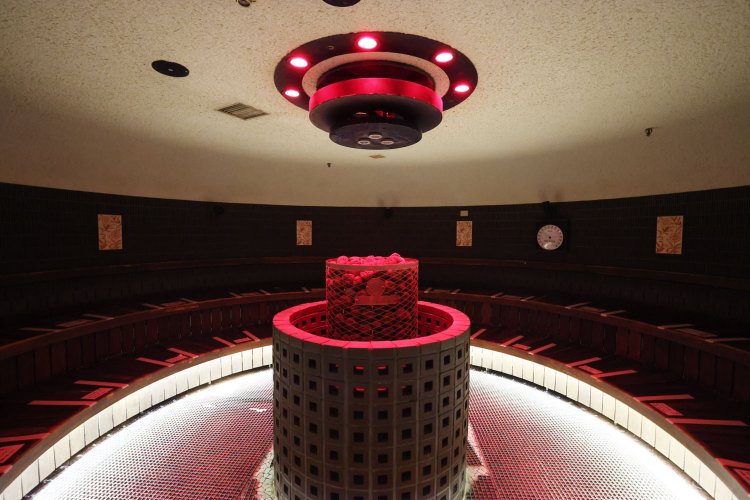 熟練スタッフの「熱風隊」がパフォーマンスをするロウリュ。専用ドームで独特の空間を楽しめる。