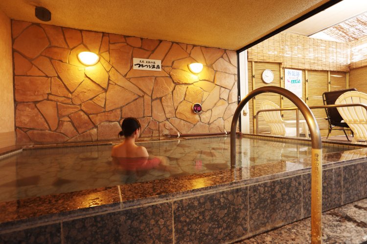 露天風呂のすぐ隣の椅子で外気浴ができる。