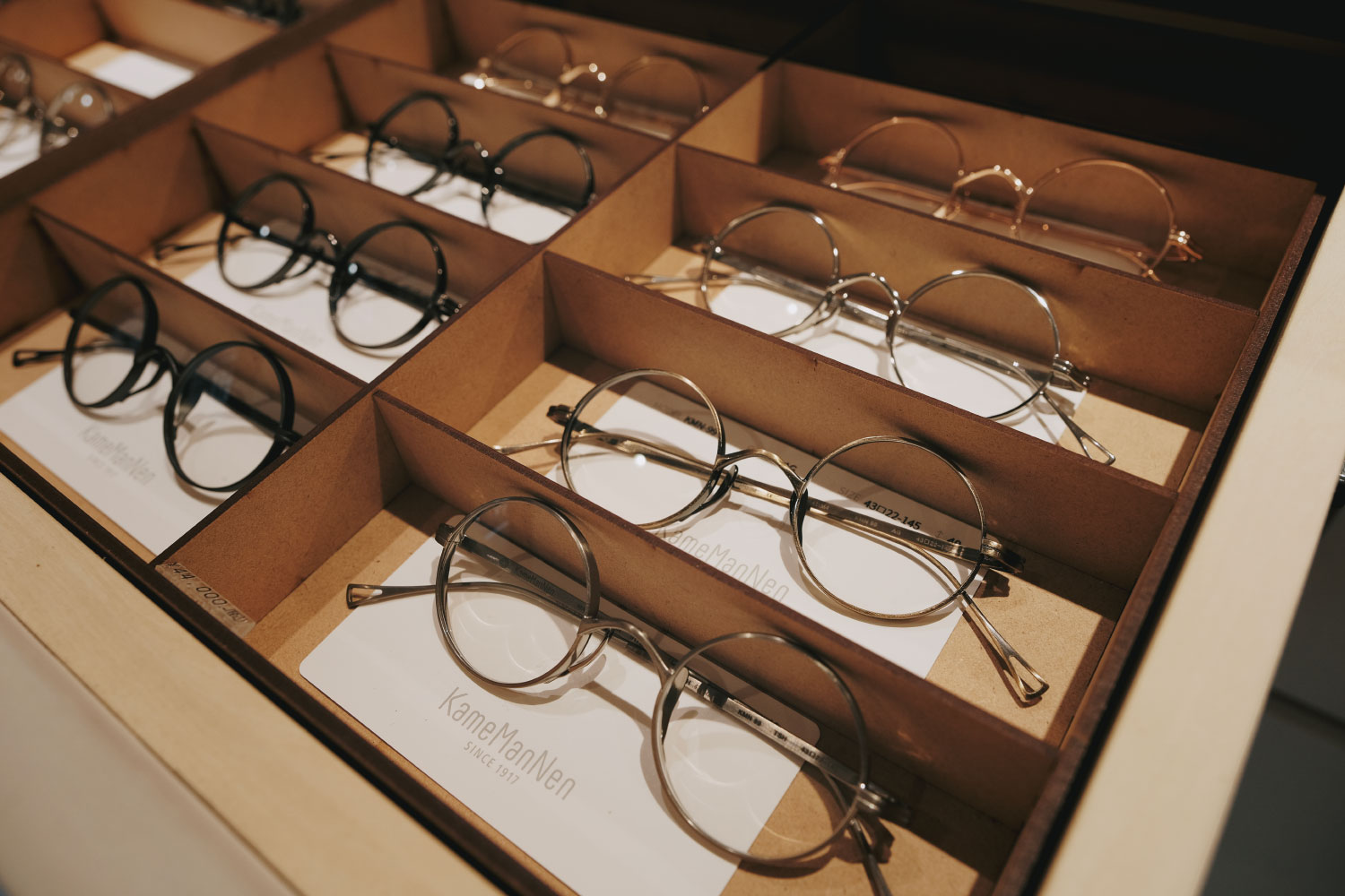 シンプルかつ完成度の高いオリジナル商品の数々。ことに丸メガネの評価が高い。