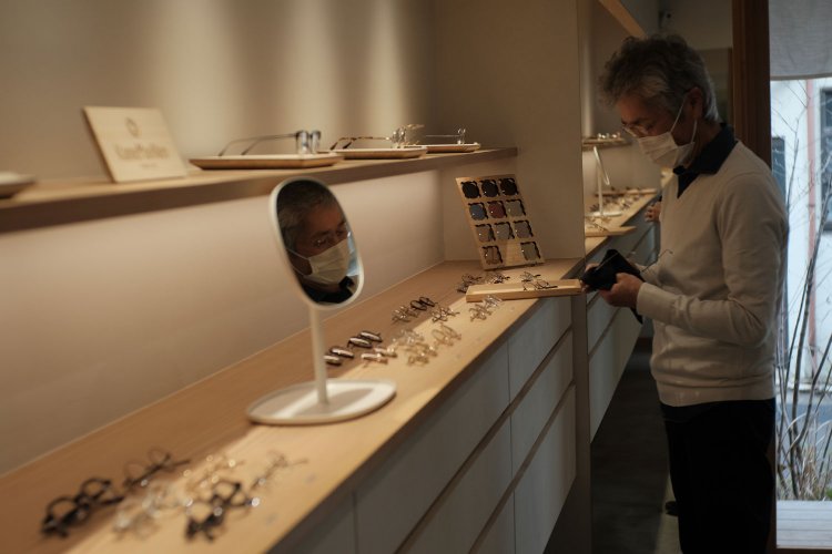 スタッフの今尾さん。はっきり買う目的を持ってくるお客さまが多いという。