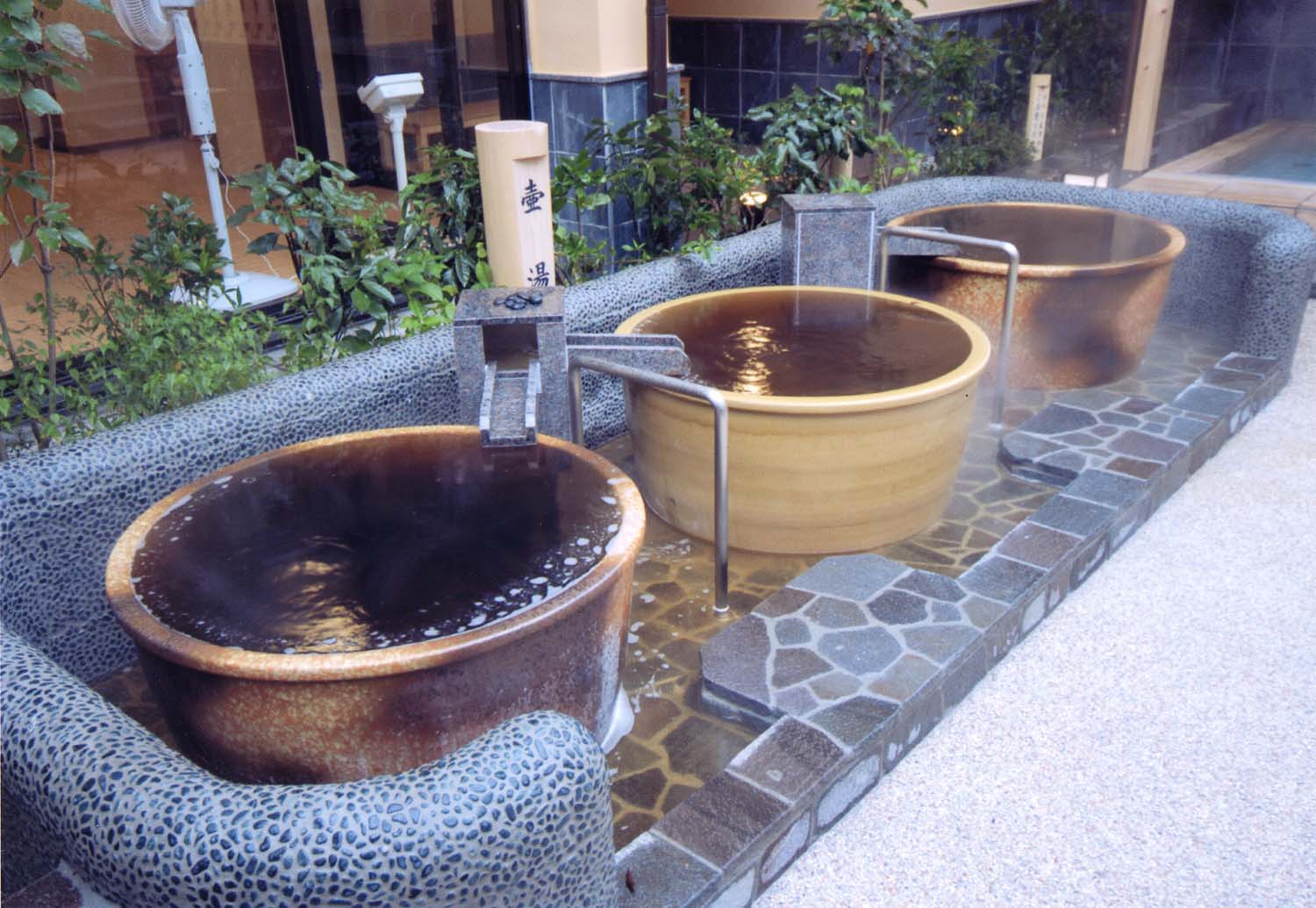 壺湯では、大きな壺を独り占めする贅沢な湯浴みができる。