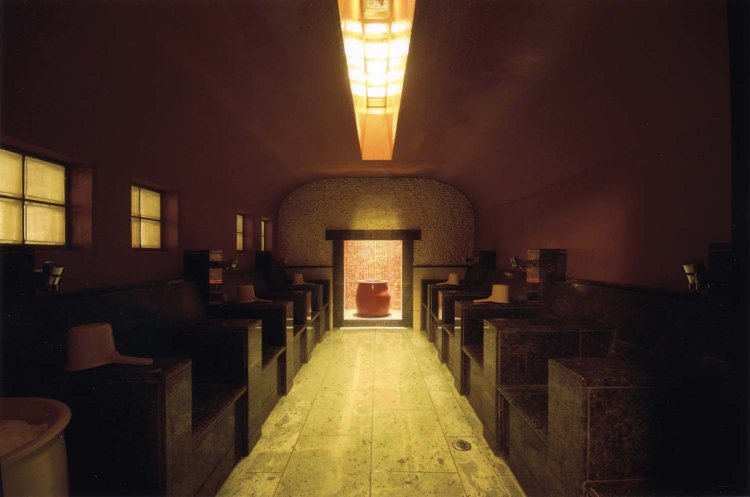 珊瑚石を使用した珊瑚蒸風呂。石造りの椅子は一人ずつ区切られている。