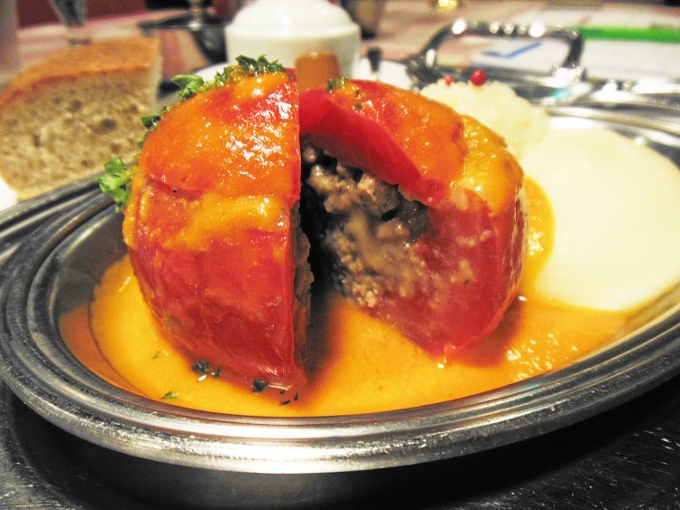 肉厚のトマトはジューシーで、中にはスパイスがほどよく効いた挽肉がぎっしり。トマトの甘みと酸味が引き立っている。