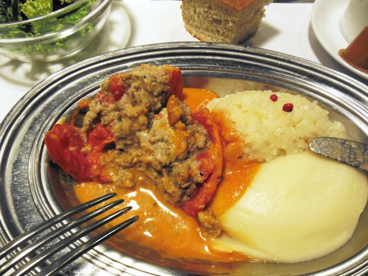 トマトの肉詰め、バターライス、マッシュポテトが一緒に盛られているので、ソースを絡めながら食べられる。