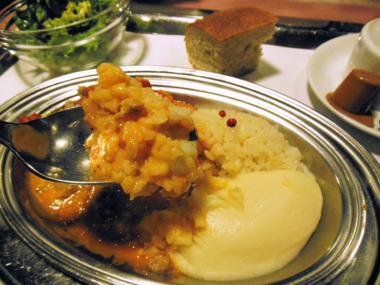 トマトの肉詰めを崩してソースをたっぷり絡め、バターライスとマッシュポテトを混ぜていただくのも美味。