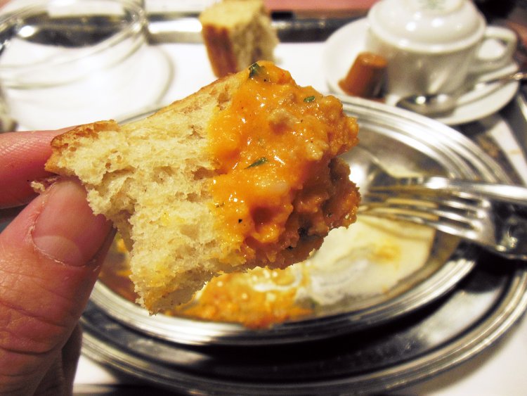 自家製パンはやわらかく、ソースとの相性抜群。パンとバターは追加で注文できる（1個各170円）。