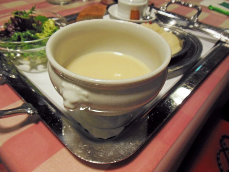 ライオンヘッドのスープボールはフランス伝統のフォルム。ライオンの顔を指ではさんで持つとスプーンですくいやすい。