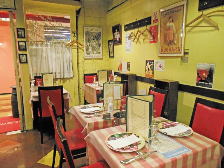 本場さながらのパリのビストロの雰囲気が漂う店内。ランチの後はディナーのしつらえに変わる。