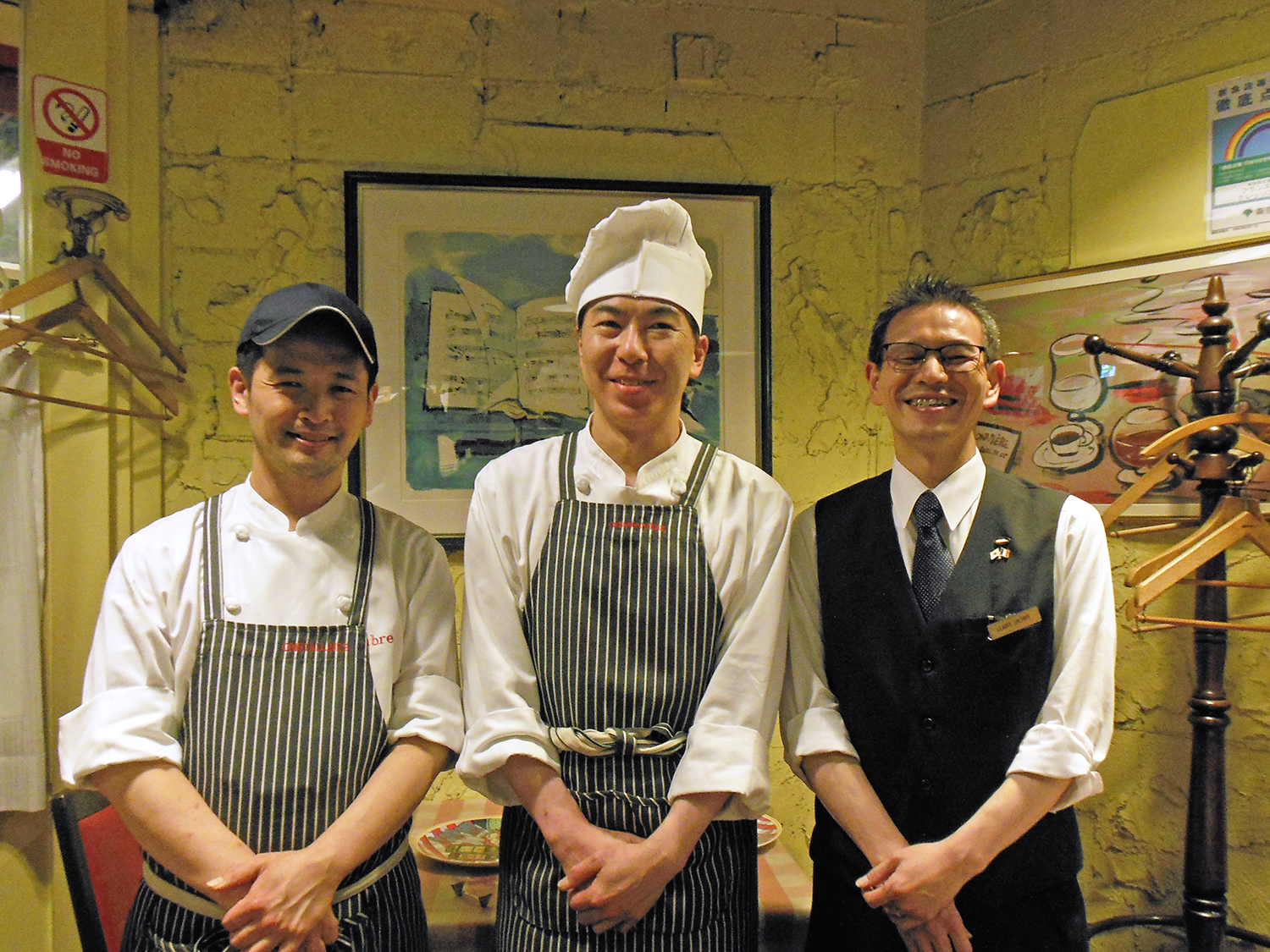 左から料理長No.2の奥村憲治さん、料理長No.1の武田昌巳さん、支配人の山田光明さん。