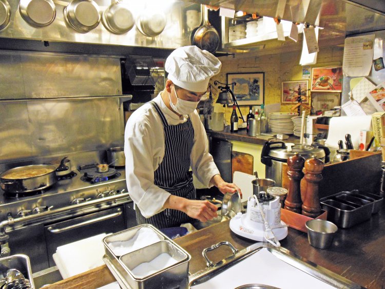 ホールで接客する際、料理にぴったりのワインを提案できるようにソムリエの資格を取得したという武田さん。