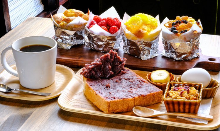 小倉トーストモーニング珈琲セット 680円（下）と見た目も華やかな季節のマフィン 1個 490円～。