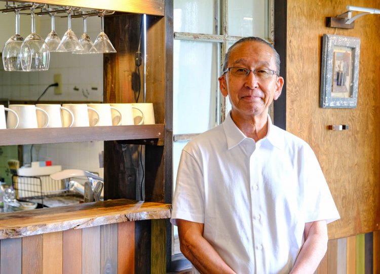 定年を機に、2014年モーニングカフェをオープンしたマスターの須永喜博さん。