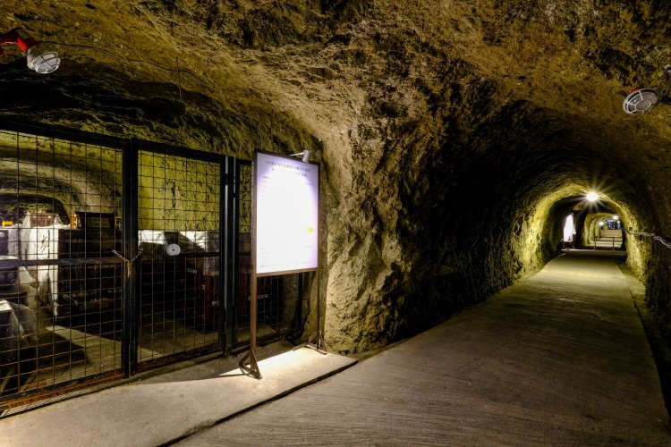 高さ・幅とも広く、表面には手掘りの跡が生々しく残っている。