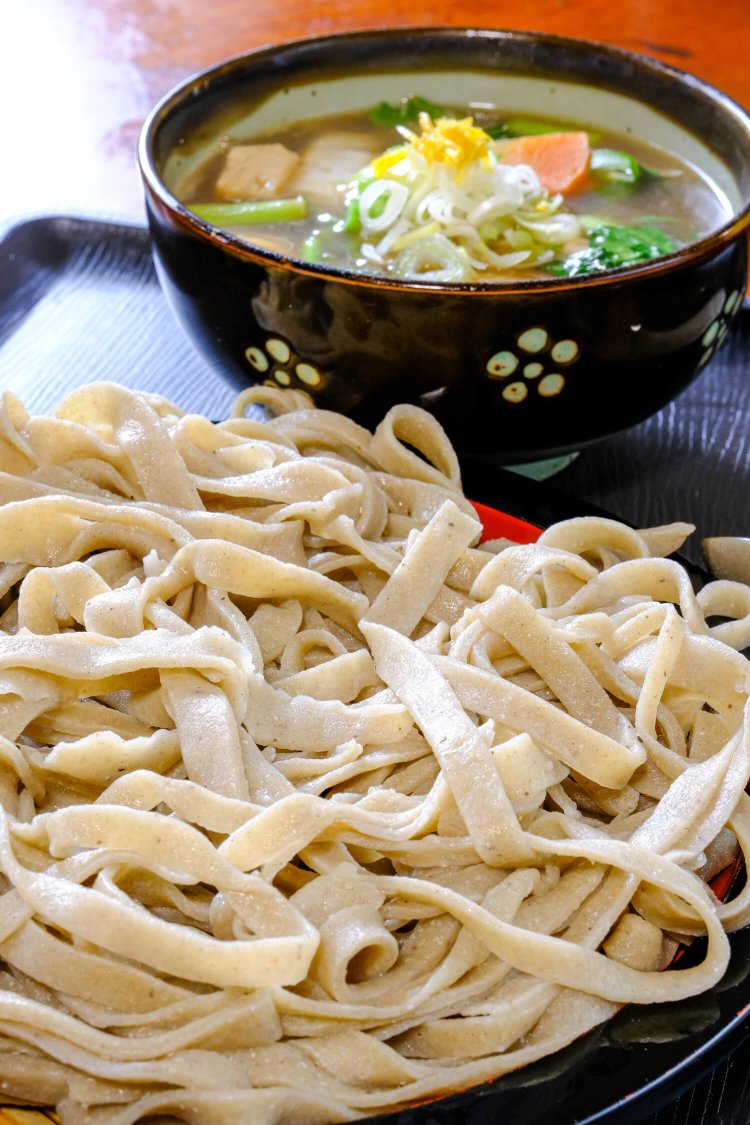 野菜やこんにゃくなどがふんだんに入ったけんちん汁が付くけんちんそば 600円。