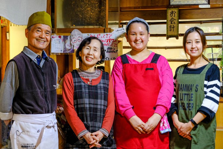 左から順に店を切り盛りする大森秀男さん・恵美子さん夫妻と娘の美果さん・恵里果さん。
