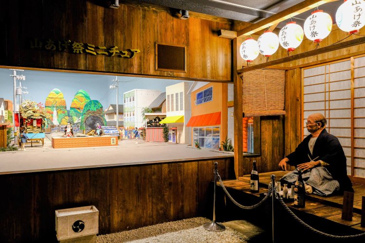 語り部のロボットが栃木なまりで山あげ祭の概要を紹介してくれる。