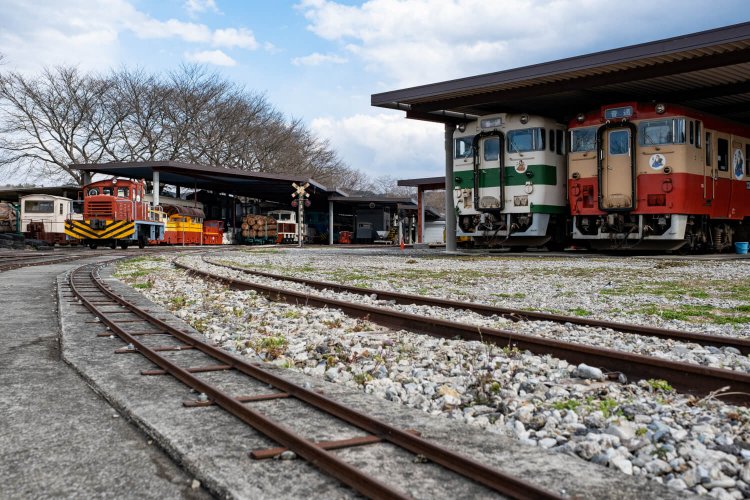 かつて烏山線で使われていたキハ 40（右2両）も静態保存されている。