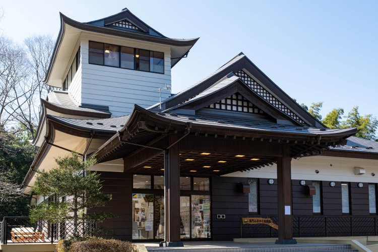 龍門の滝を真正面から一望する台地上に堂々と立つ。入館は無料。