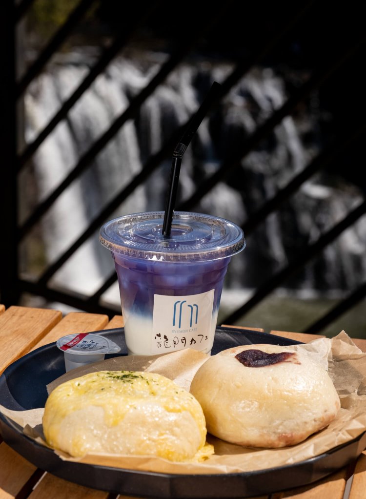 チーズカレー（左）とあんこクリームチーズのベーグルは 各300円。ドリンクは青いミルク 350円。