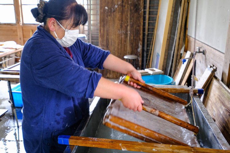 楮の繊維を絡み合わせ、和紙を作る紙漉きの様子。