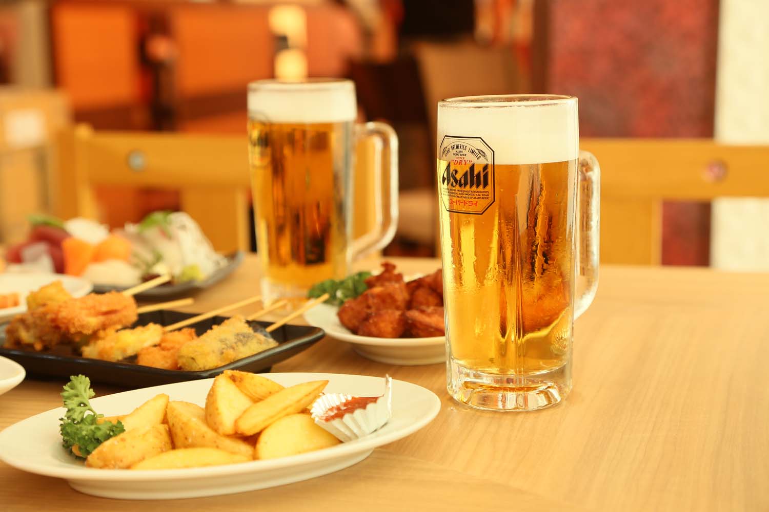 「レストラン WA Dining 楽」では、生ビール583円やポテトフライ352円などを味わえる。