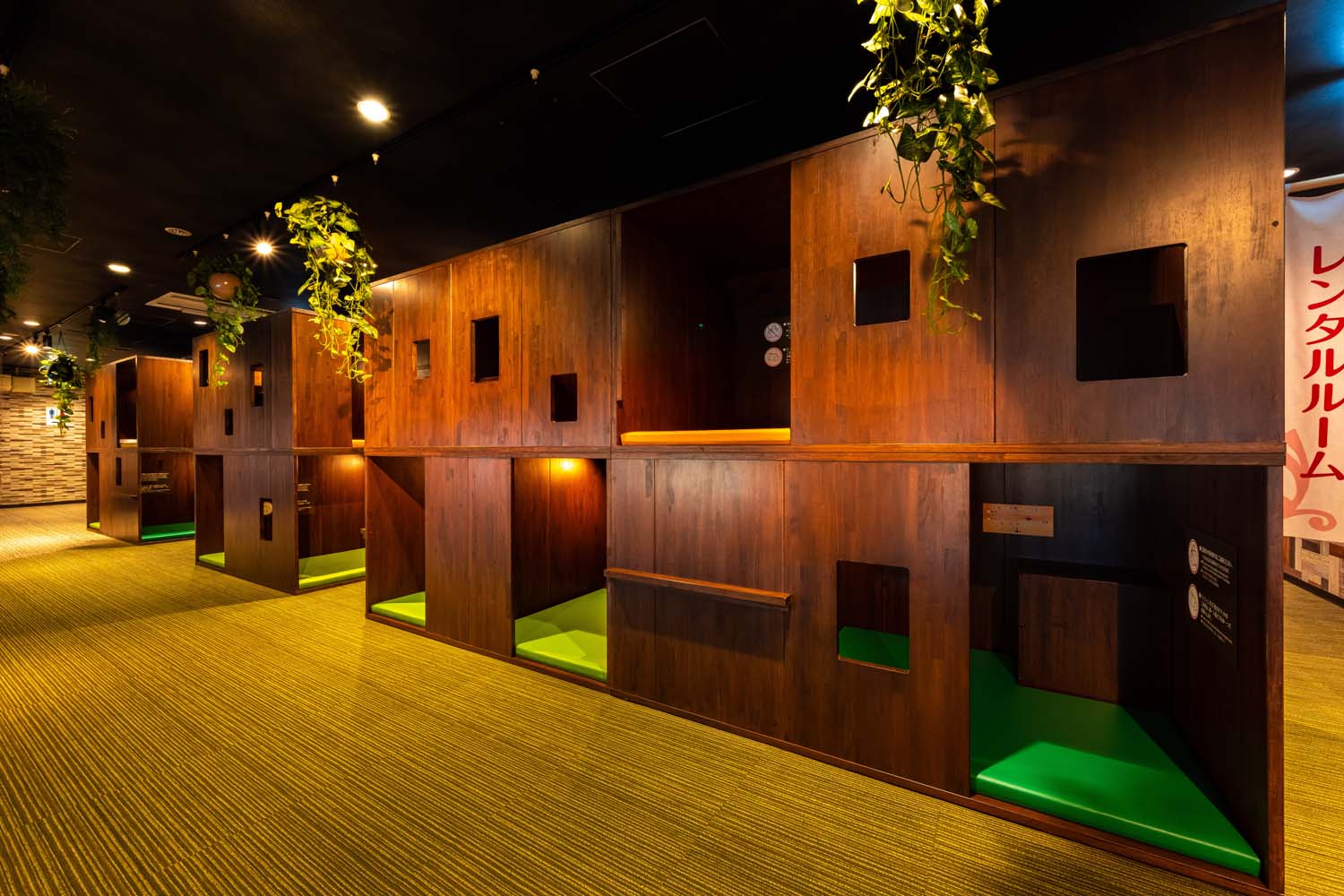 個室感も得られ、「Cafe＆Bar BARAKU」で購入した商品も食べられる「くつろぎスペース」。