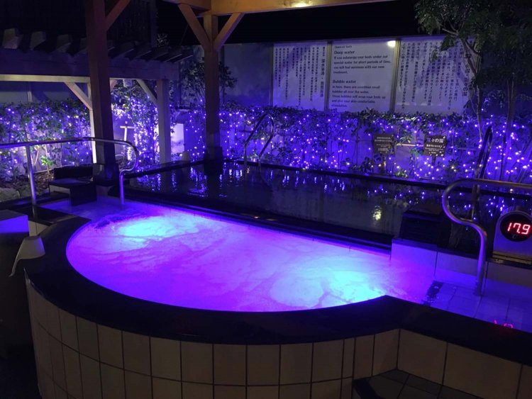 夜にはLEDライトの青い光りが癒やしてくれる「泡々の湯」。
