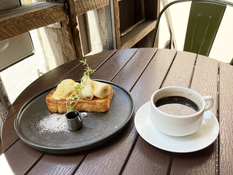 ARMWOODCOTTAGE フレンチトースト850円、コーヒー600円。デザートとドリンクのセットで200円引きになる。晴れた日はテラス席もいい。