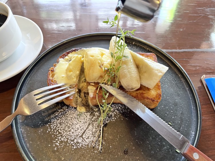 ラムが香るフレンチトーストに、甘さ控えめのメイプルシロップをたっぷりかけて召し上がれ。