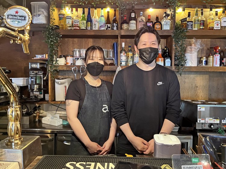 気さくなスタッフたちも居心地のよさを演出。右から店長の中野進也さん、スタッフの高橋舞衣さん。
