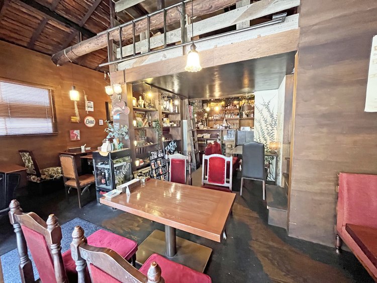 テラス席やロフト席も備え、自然の風が吹き込むシックながら開放的な店内。