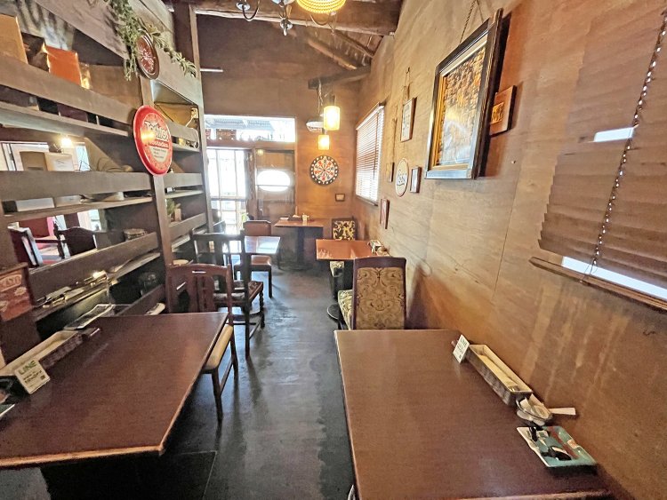 やさしい木の温もりを感じる、ゆったりとくつろげる空間。平日は終日、全席喫煙で20歳未満は入店不可。土日はテラス席のみ喫煙可能。