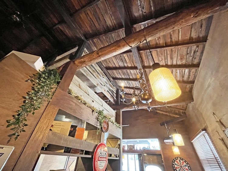 高い天井からぶら下がるランプやシャンデリアはアンティーク。秘密基地らしいムード満点。