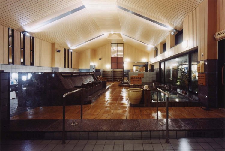 内湯エリアはどれから入浴するか迷ってしまうほど種類が多い。