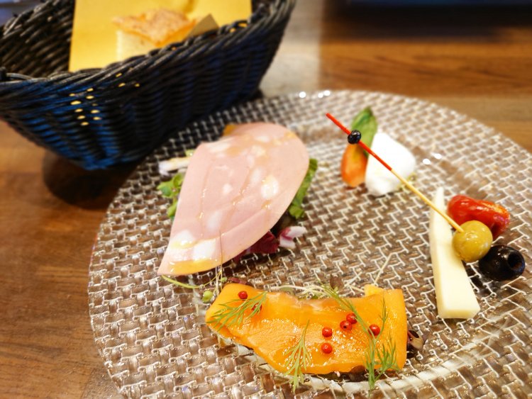 前菜盛り合わせ。彩鮮やかな前菜を一つずつつまみながらパスタを待つ。